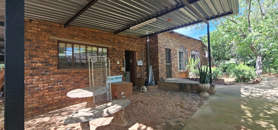 6 Bedroom Property for Sale in Hartbeesfontein North West